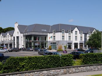 Raheen Woods Hotel — photo 1